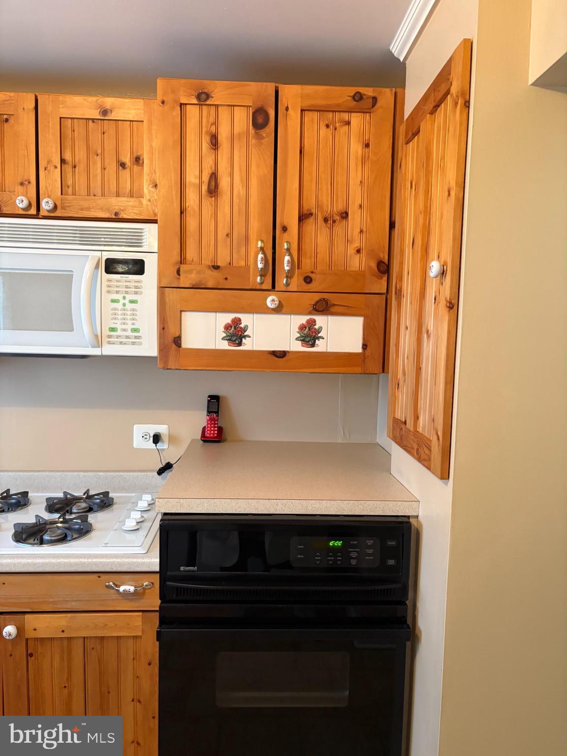 210 Pinewood Road Baltimore, MD 21222 - Photo 3 of 14 Bright and cheery kitchen !
