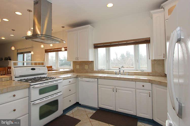 8534 Yoder Street Manassas, VA 20110 - Photo 12 of 30 Kitchen