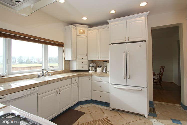 8534 Yoder Street Manassas, VA 20110 - Photo 13 of 30 Kitchen