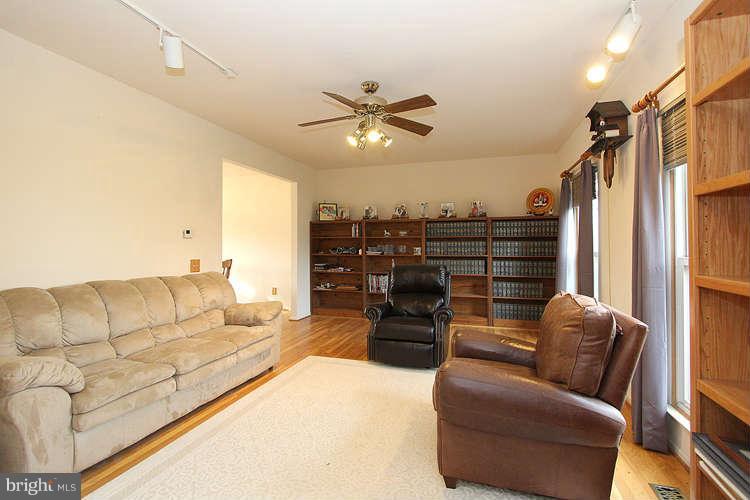 8534 Yoder Street Manassas, VA 20110 - Photo 5 of 30 Living Room