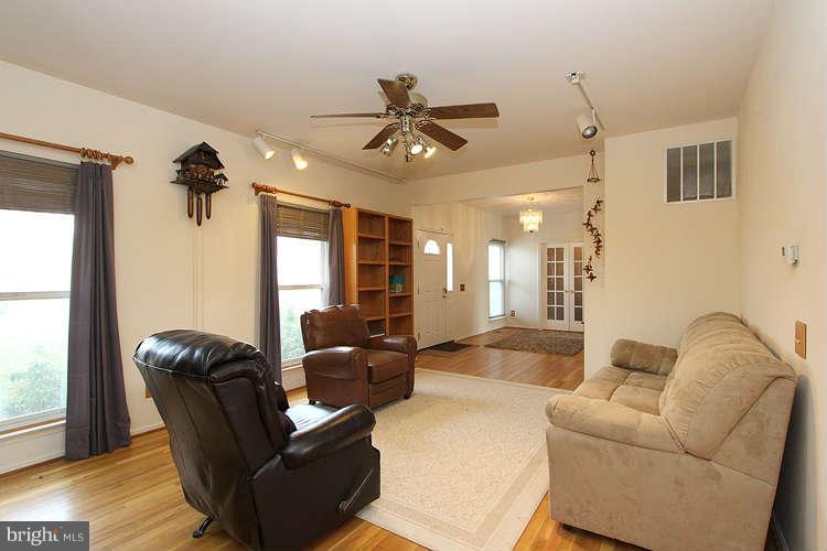 8534 Yoder Street Manassas, VA 20110 - Photo 6 of 30 Living Room