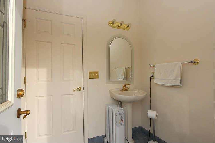 8534 Yoder Street Manassas, VA 20110 - Photo 9 of 30 Half Bath