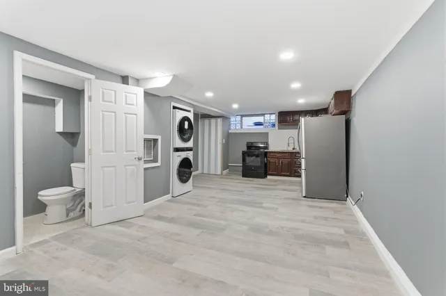 a view of a big room with closet