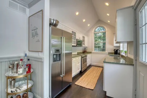 45 Wooded Oak Lane, East Hampton, NY 11937