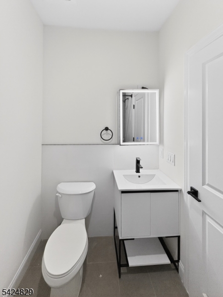 262 Hunterdon Street, Unit 1 Newark, NJ 07103 - Photo 26 of 31 a bathroom with a toilet a sink and mirror