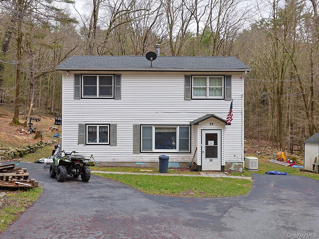 a view of a yard in front of house