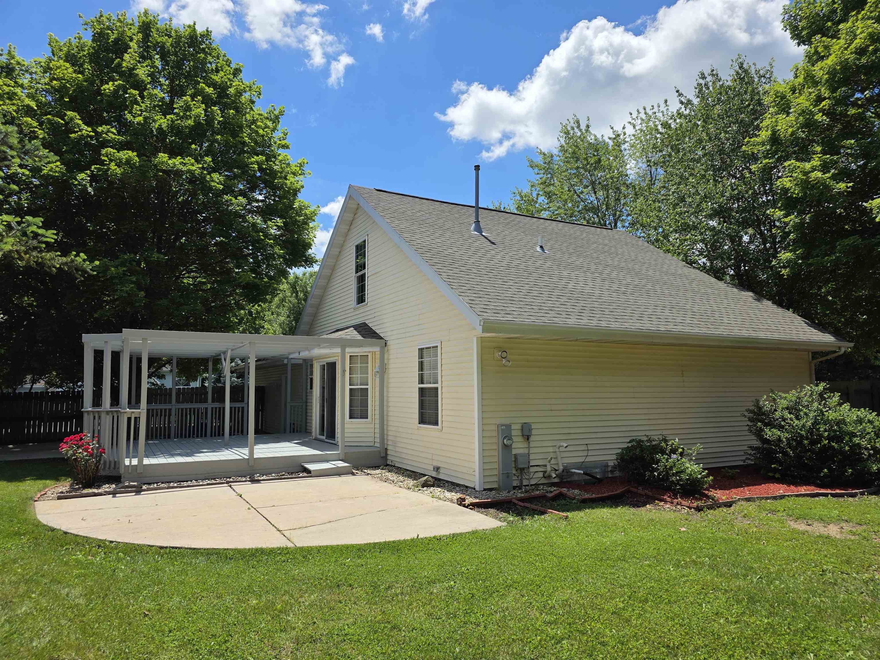 2221 Alongi Lane Beloit, WI 53511 - Photo 2 of 33