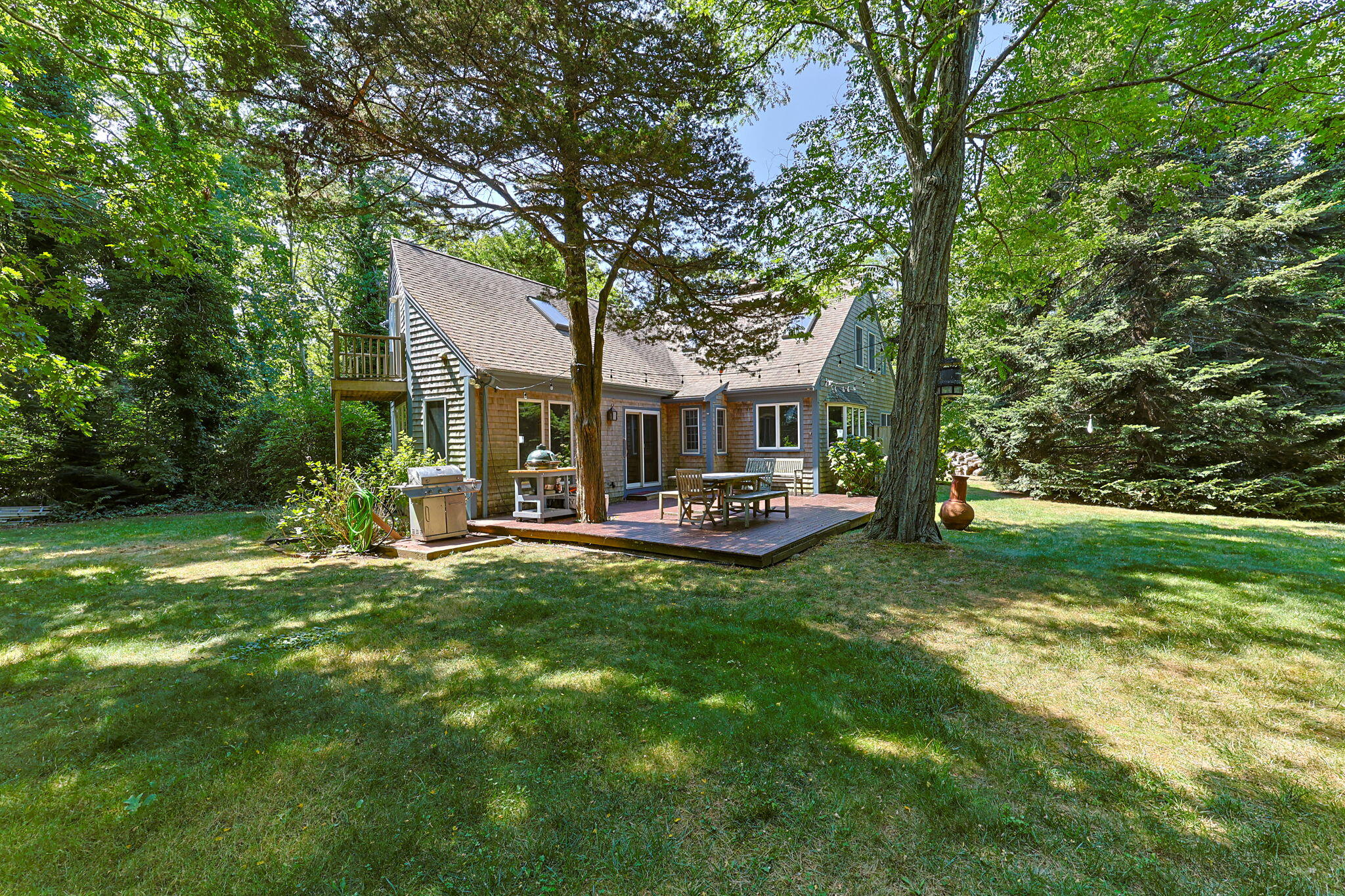 a view of a house with backyard and a tree