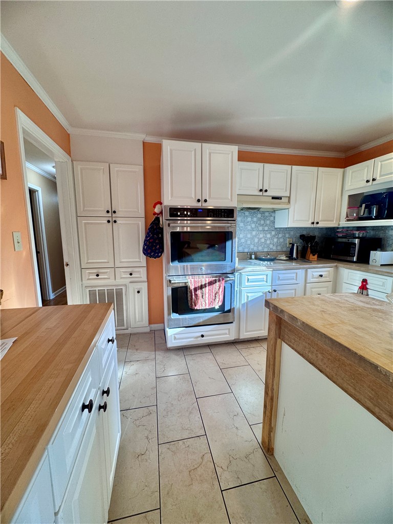 208 Pilgrim Circle Pickens, SC 29671 - Photo 18 of 29 This spacious kitchen offers ample cabinet storage, modern appliances, and a functional layout.