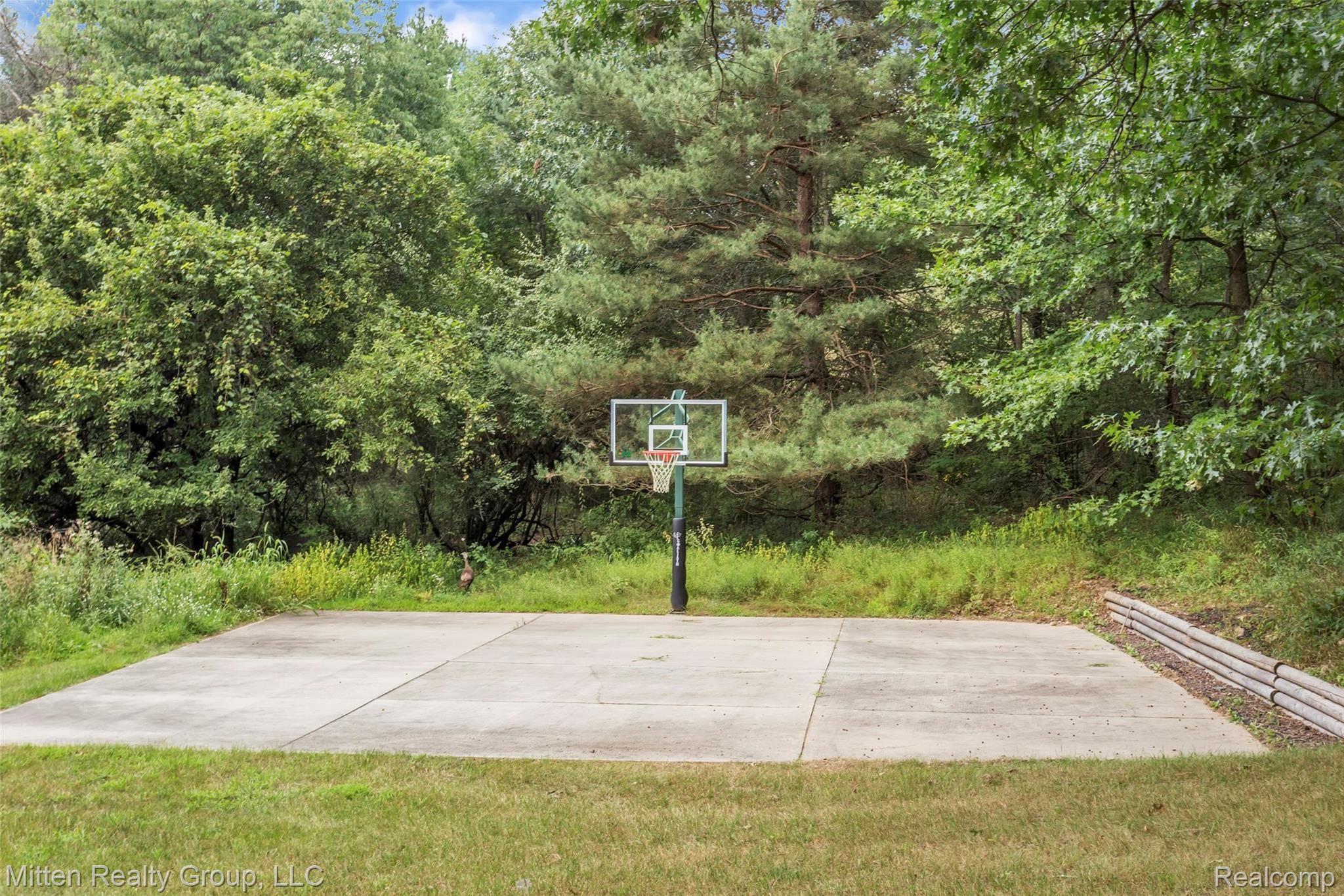 11290 Windy Ridge Drive Fenton, MI 48430 - Photo 53 of 57 11290-windy-ridge-trl-fenton-mi-48430-windowstill-53.jpg