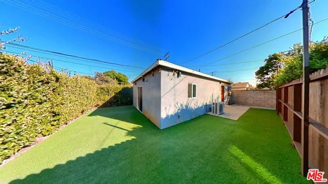 a view of a backyard with white house