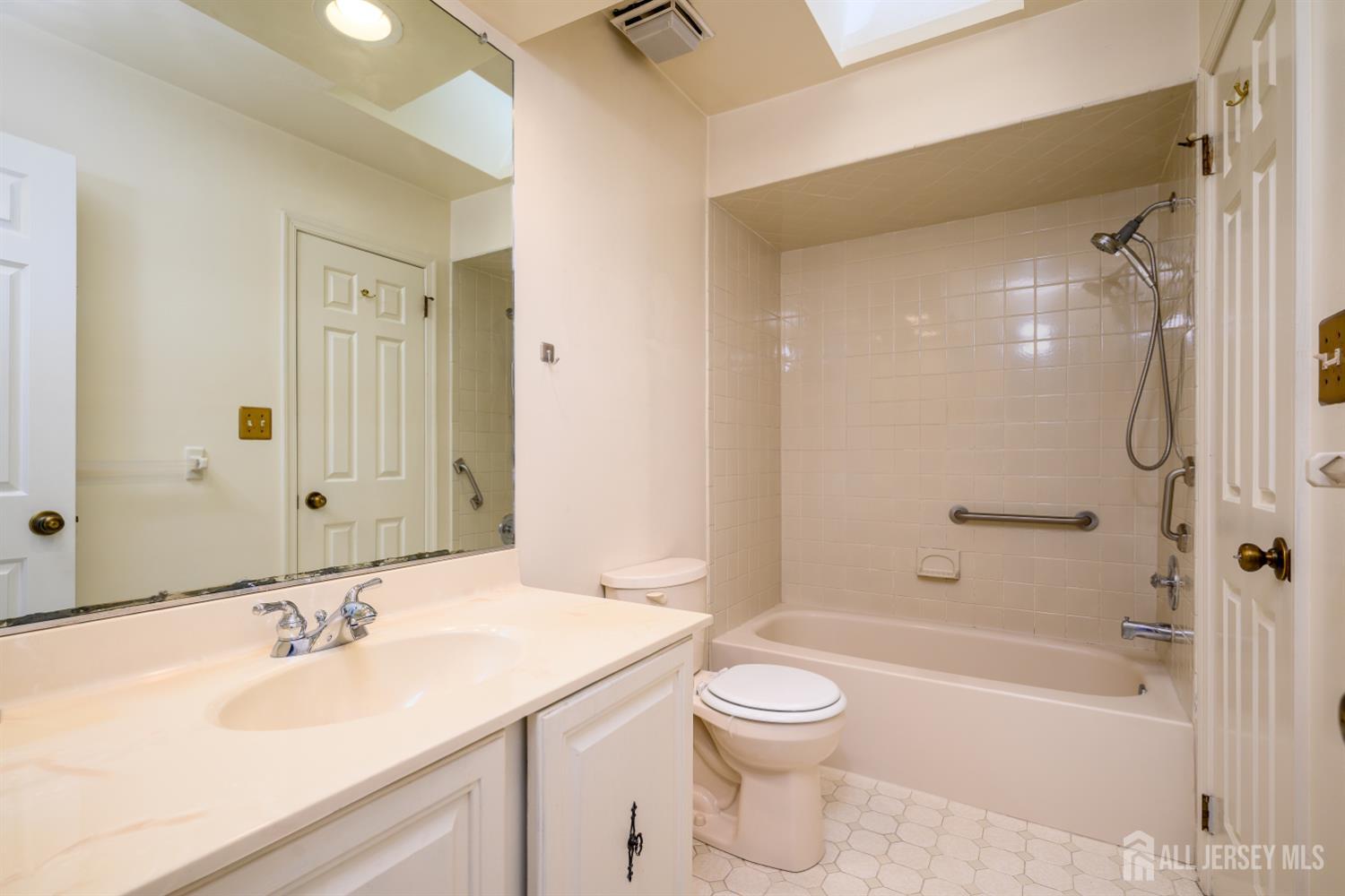 1004 Timber Oaks Road, Unit 4 Edison, NJ 08820 - Photo 26 of 34