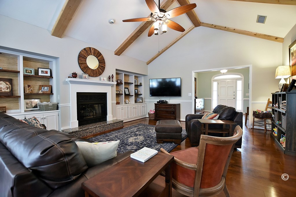 6260 Seminary Road Columbus, GA 31904 - Photo 5 of 28 Great Room w/ Vaulted Ceiling