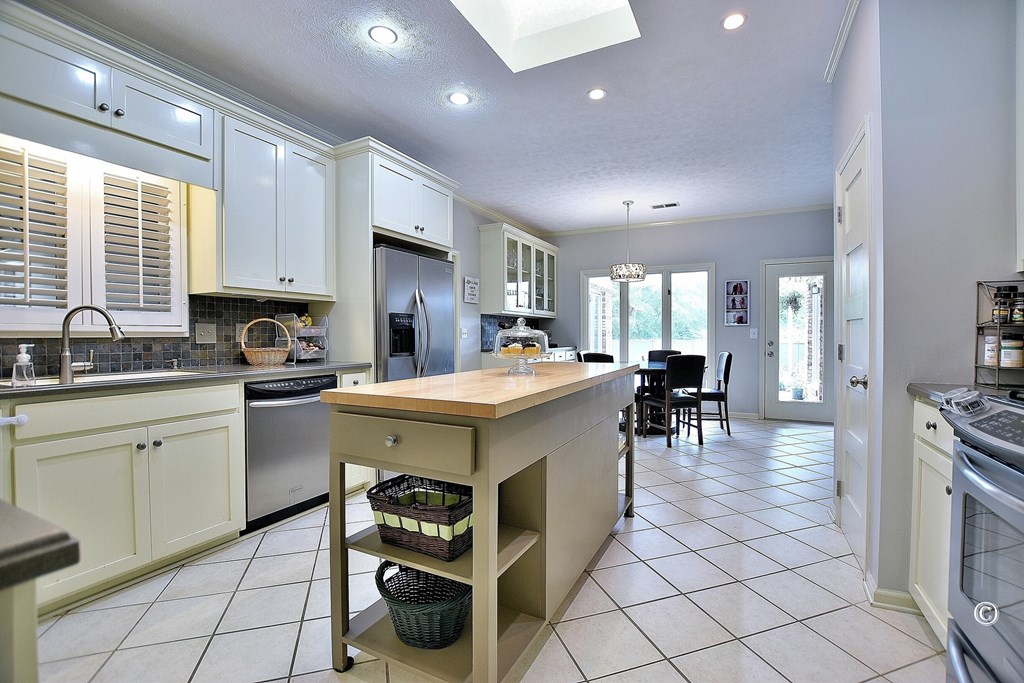 6260 Seminary Road Columbus, GA 31904 - Photo 10 of 28 Kitchen w/ Island