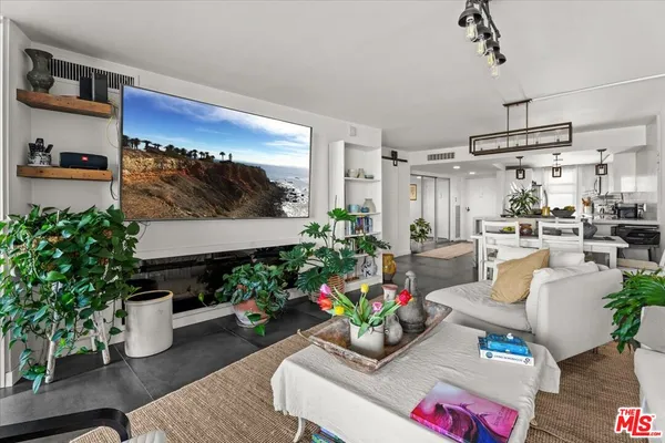 $5,800 | 4316 Marina City Drive, Unit 725, Marina del Rey, CA 90292