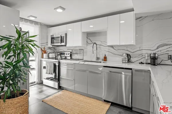 $5,800 | 4316 Marina City Drive, Unit 725, Marina del Rey, CA 90292