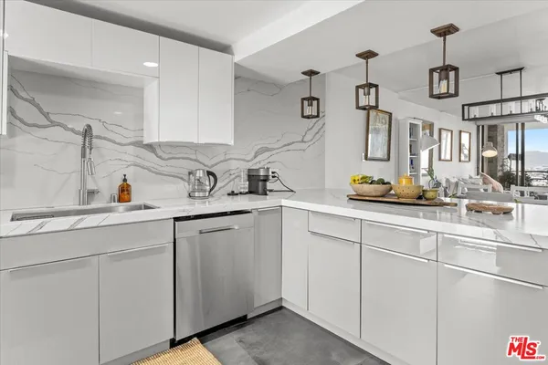 $5,800 | 4316 Marina City Drive, Unit 725, Marina del Rey, CA 90292