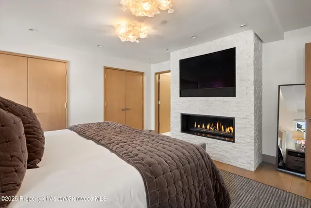 a en suite bathroom with a double vanity sink and a mirror