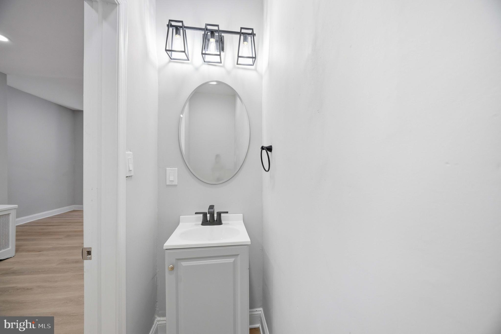 2139 South 15th Street Philadelphia, PA 19145 - Photo 16 of 33 1st fl Powder room