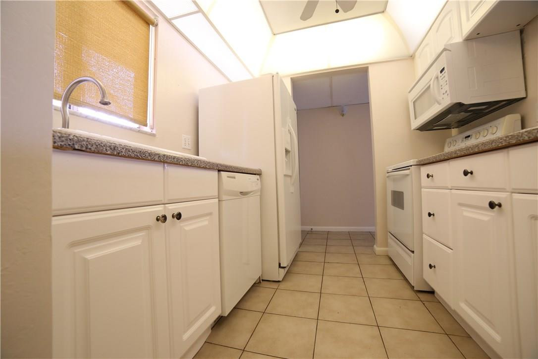 866 Southwest 9th St Circle Boca Raton, FL 33486 - Photo 4 of 16 Photo 4