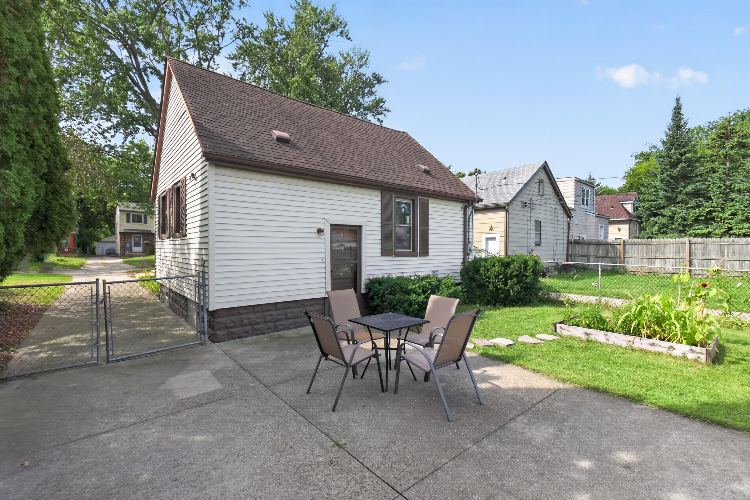 2022 Hampton Road Grosse Pointe, MI 48236 - Photo 32 of 44 39-2022-Hampton-Rd-Grosse-Pointe-Woods-M