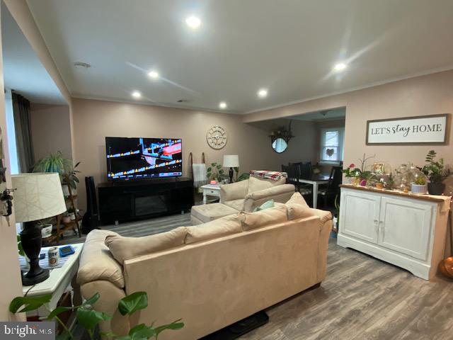 9959 Dungan Road Philadelphia, PA 19115 - Photo 4 of 13 Living room furnished