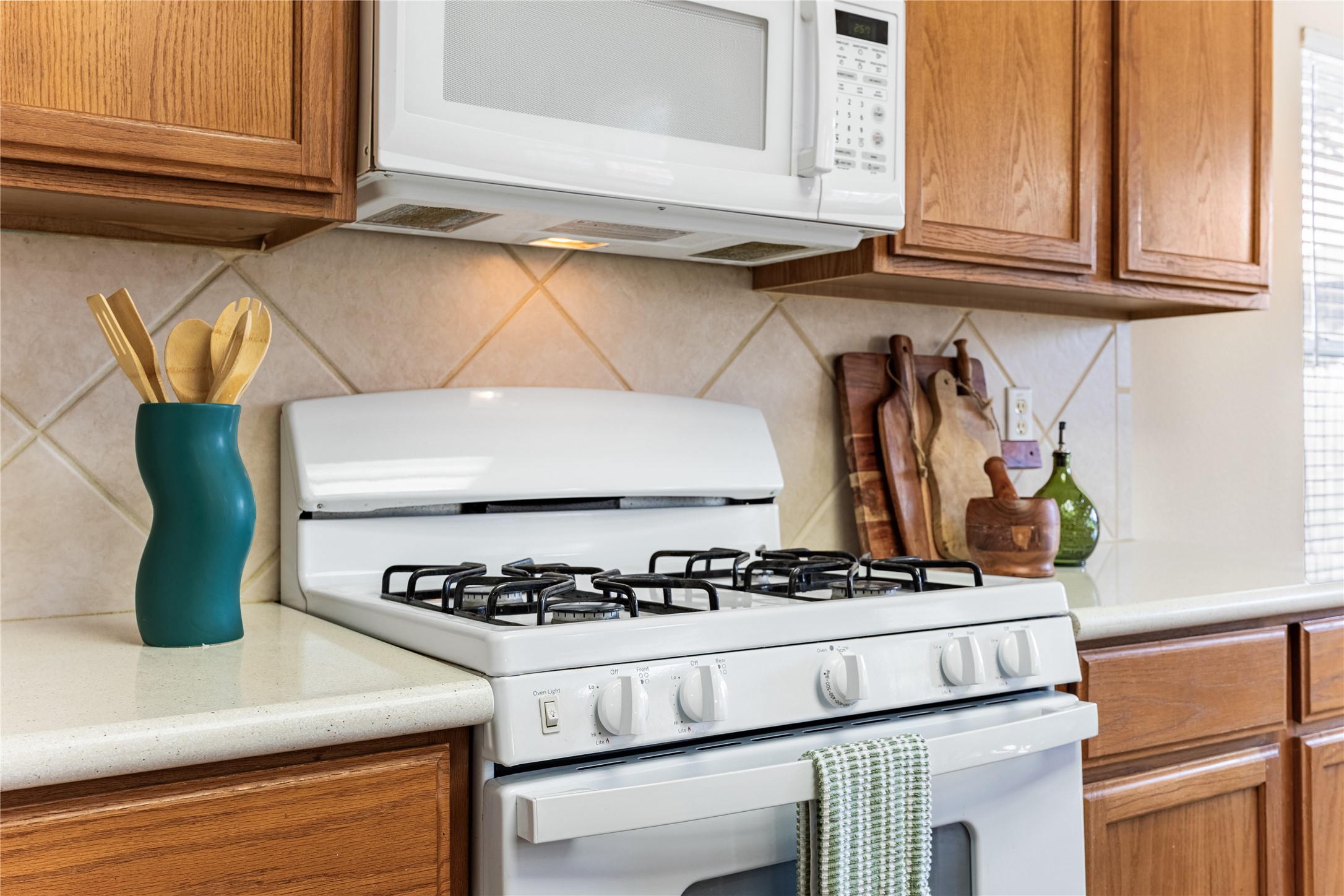 18739 Appletree Ridge Road Houston, TX 77084 - Photo 12 of 34 a kitchen with a stove and a refrigerator