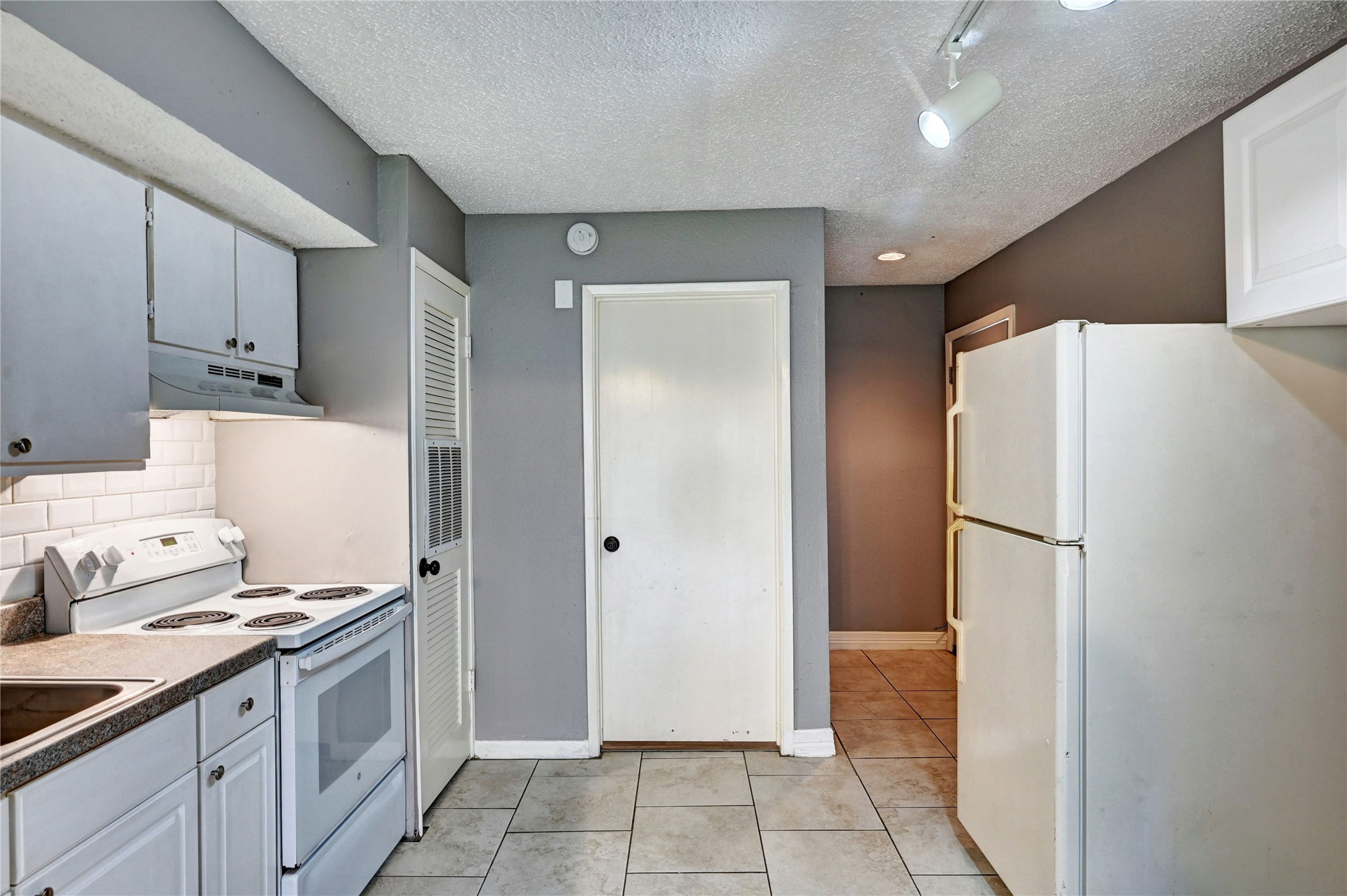 12900 Walden Road, Unit 6 Montgomery, TX 77356 - Photo 9 of 39 Kitchen adjacent to the bottom floor bedroom.