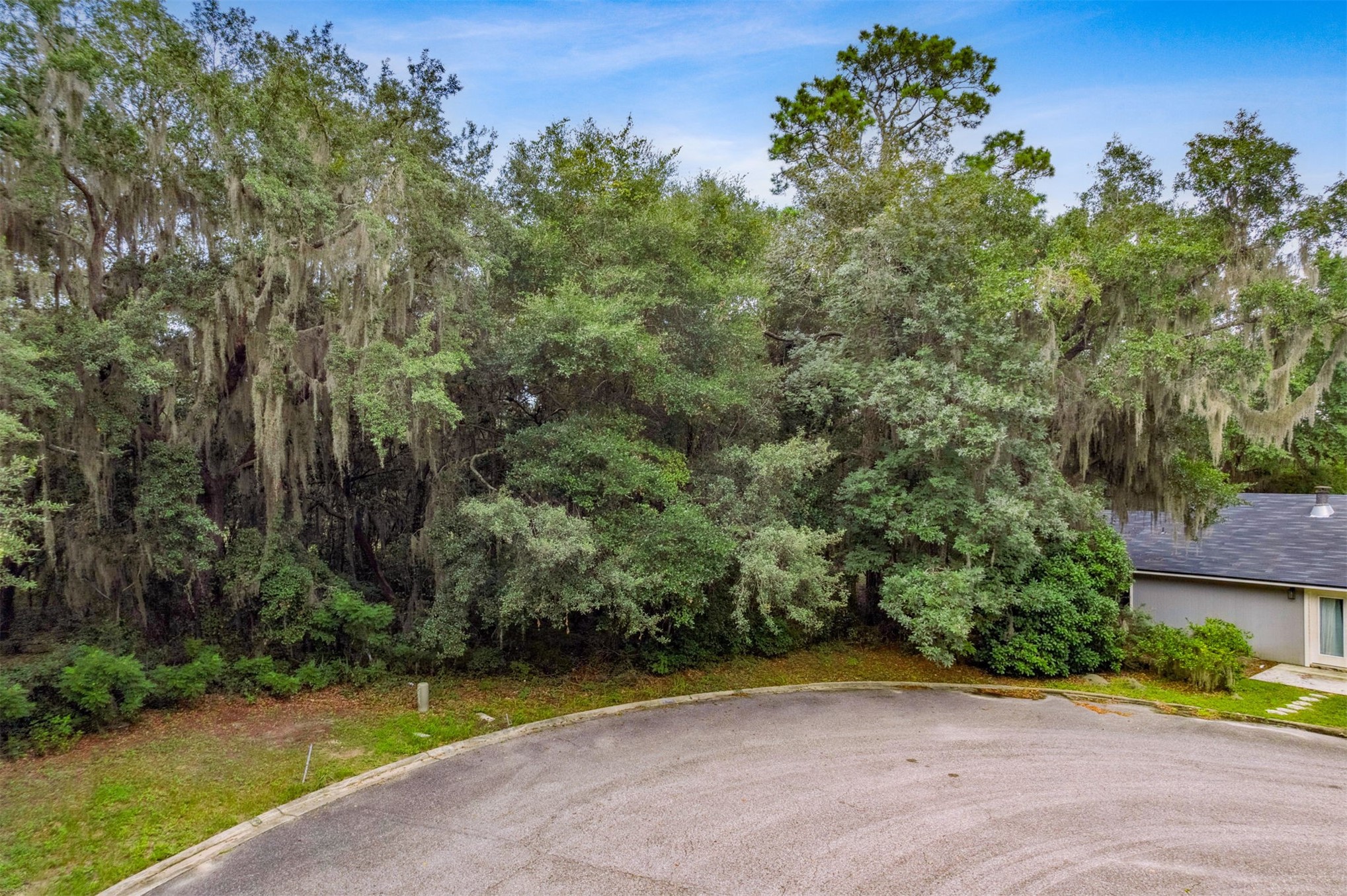 97398 Yorkshire Drive Yulee, FL 32097 - Photo 4 of 9 a view of a yard with a house in the background