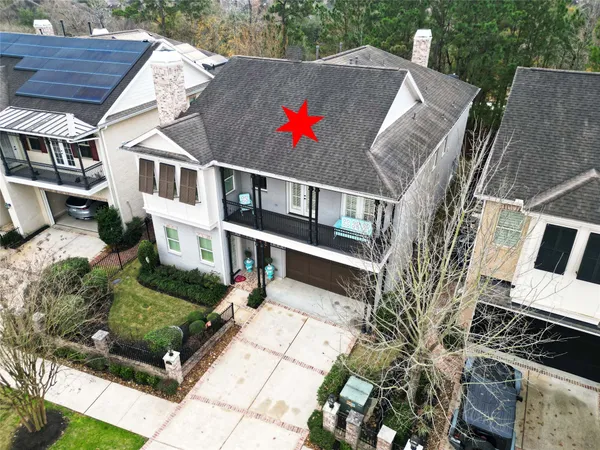 a view of a house with backyard