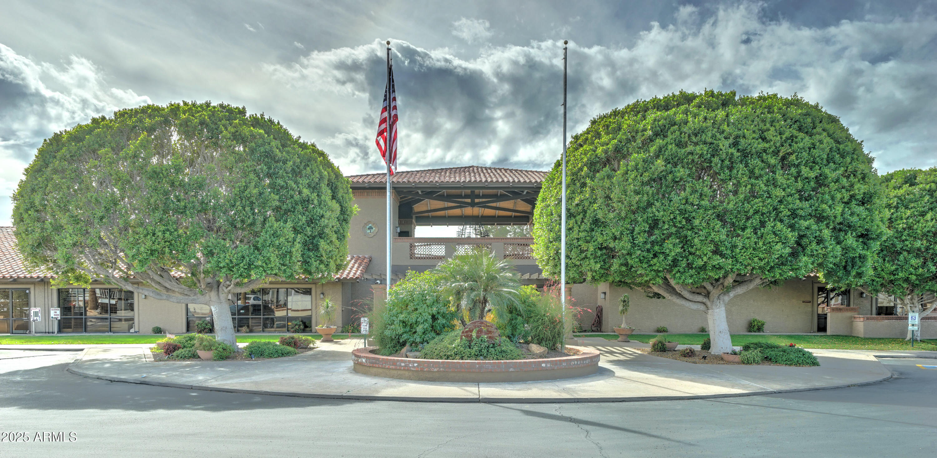 111 South Greenfield Road, Unit 633 Mesa, AZ 85206 - Photo 26 of 32 a front view of a house with garden