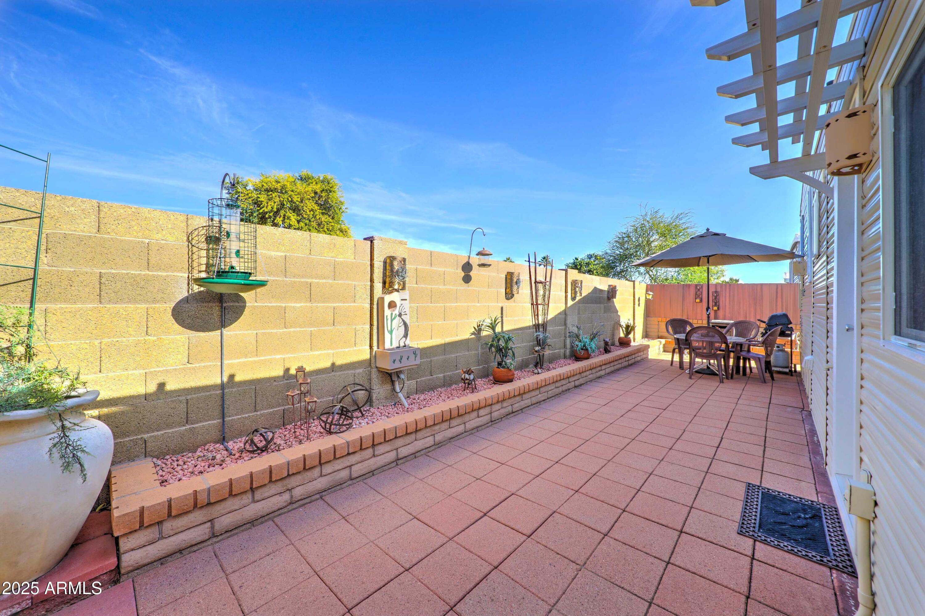111 South Greenfield Road, Unit 633 Mesa, AZ 85206 - Photo 9 of 32 a view of a patio with a table and chairs