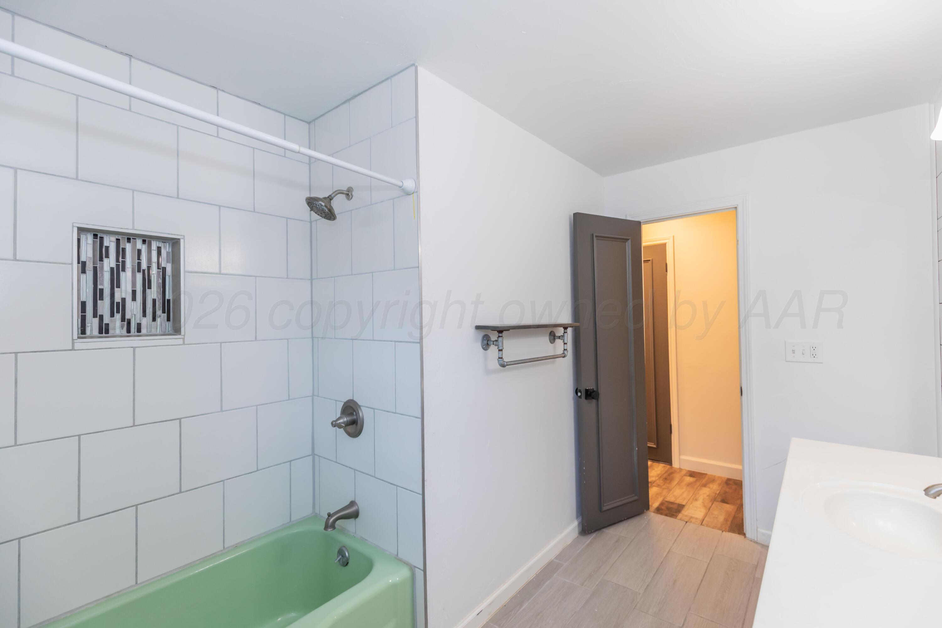 6117 Gainsborough Road Amarillo, TX 79106 - Photo 50 of 69 BATHROOM 2 VIEW 2