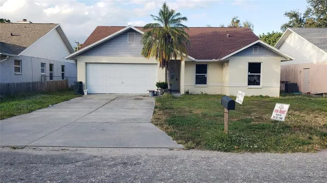 a view of a yard in front of a house