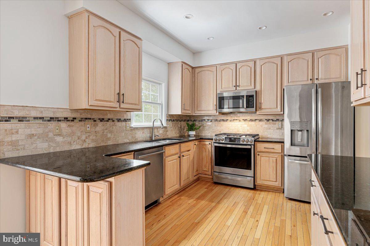 8747 Diamond Hill Drive Bristow, VA 20136 - Photo 5 of 38 a kitchen with granite countertop a refrigerator stove top oven and sink