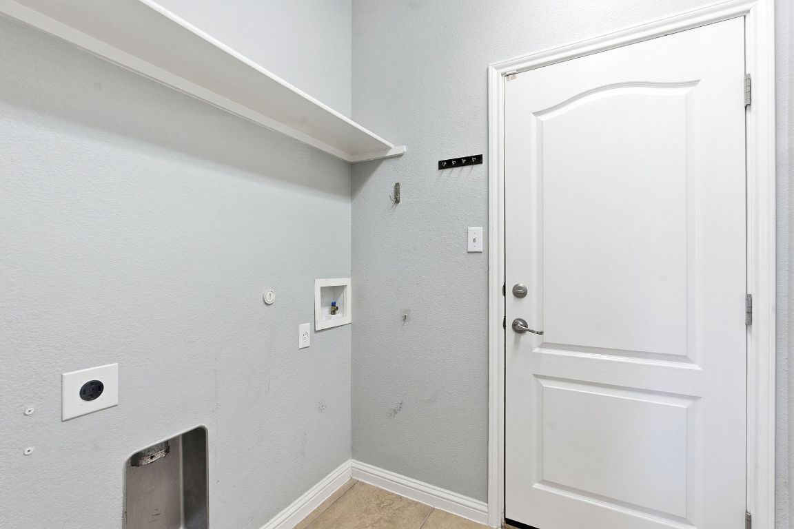 299 Limestone Trail Austin, TX 78737 - Photo 15 of 19 a view of bathroom
