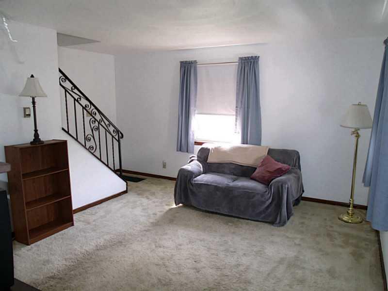 342 Oak Road Gibsonia, PA 15044 - Photo 2 of 22 Living Room.