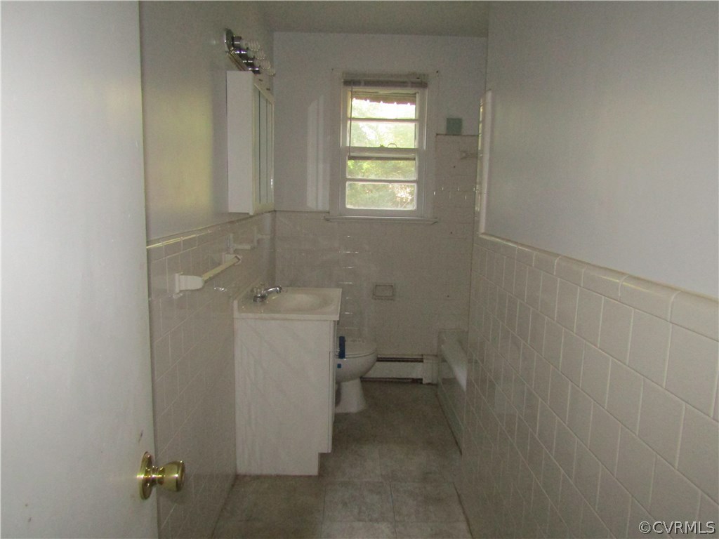 5450 Catterick Road North Chesterfield, VA 23234 - Photo 14 of 29 a bathroom with a sink a toilet and shower