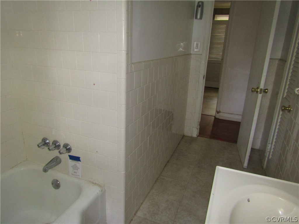 5450 Catterick Road North Chesterfield, VA 23234 - Photo 15 of 29 a bathroom with a bathtub