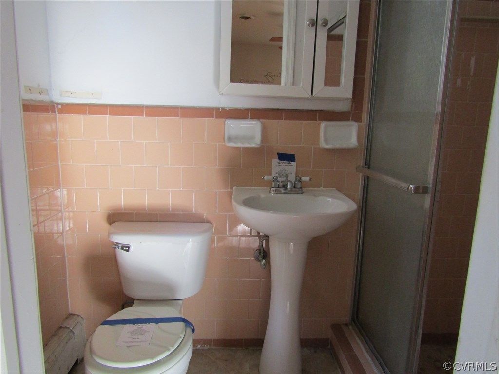 5450 Catterick Road North Chesterfield, VA 23234 - Photo 18 of 29 a bathroom with a toilet sink and mirror