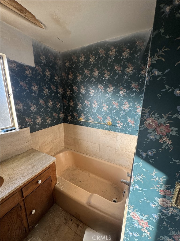 17545 Community Street Northridge, CA 91325 - Photo 11 of 22 a bathroom with a bathtub