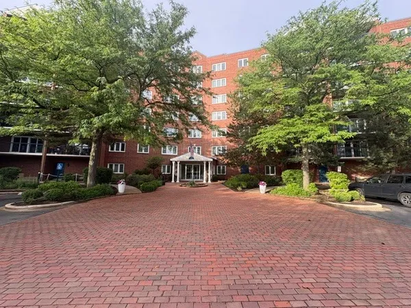 $383,000 | 6701 North Milwaukee Avenue, Unit 303, Niles, IL 60714