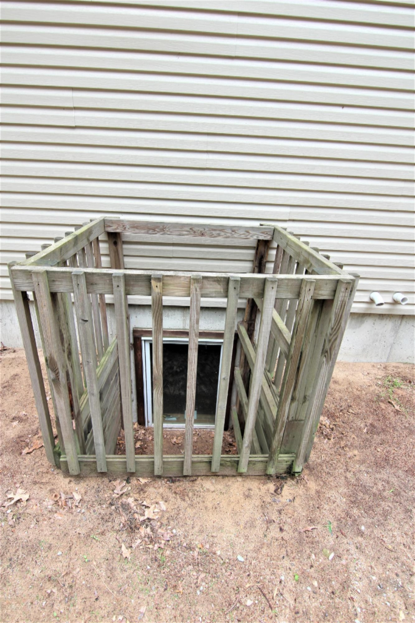 420 East River Road Muskegon, MI 49445 - Photo 37 of 41 Egress Window