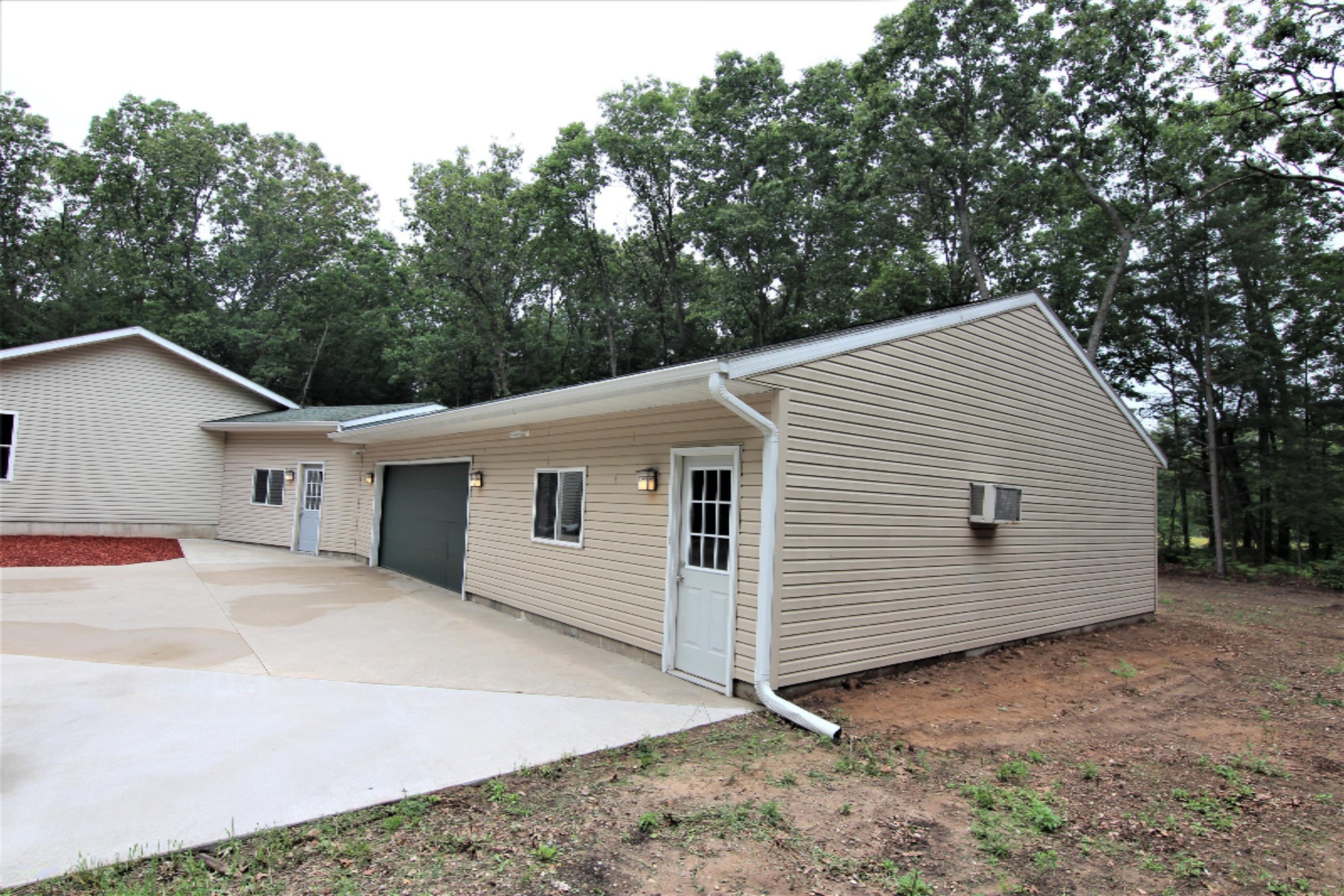 420 East River Road Muskegon, MI 49445 - Photo 5 of 41 Garage