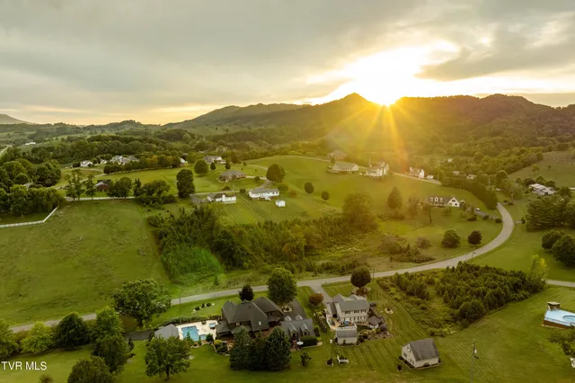 $899,985 | 194 Willow Brook Drive, Rosedale, VA 24280