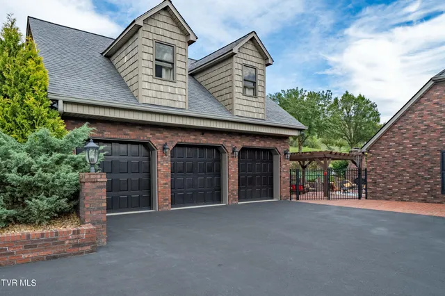 $899,985 | 194 Willow Brook Drive, Rosedale, VA 24280