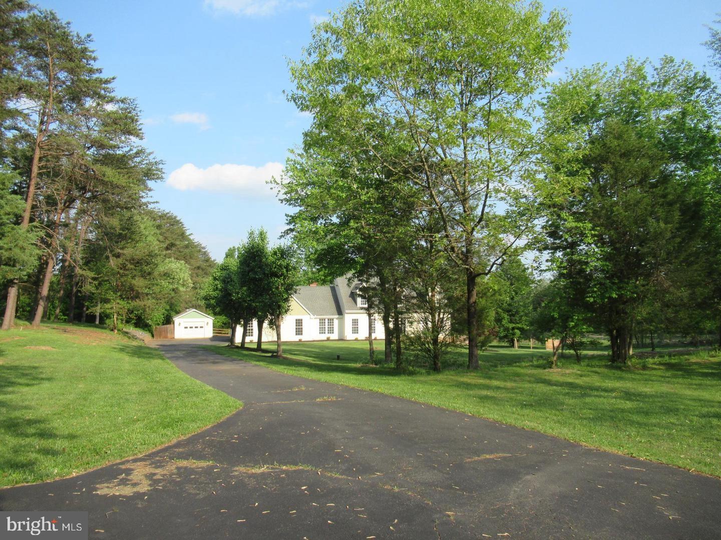 10500 Pineview Road Manassas, VA 20111 - Photo 3 of 11 Private tree lined driveway