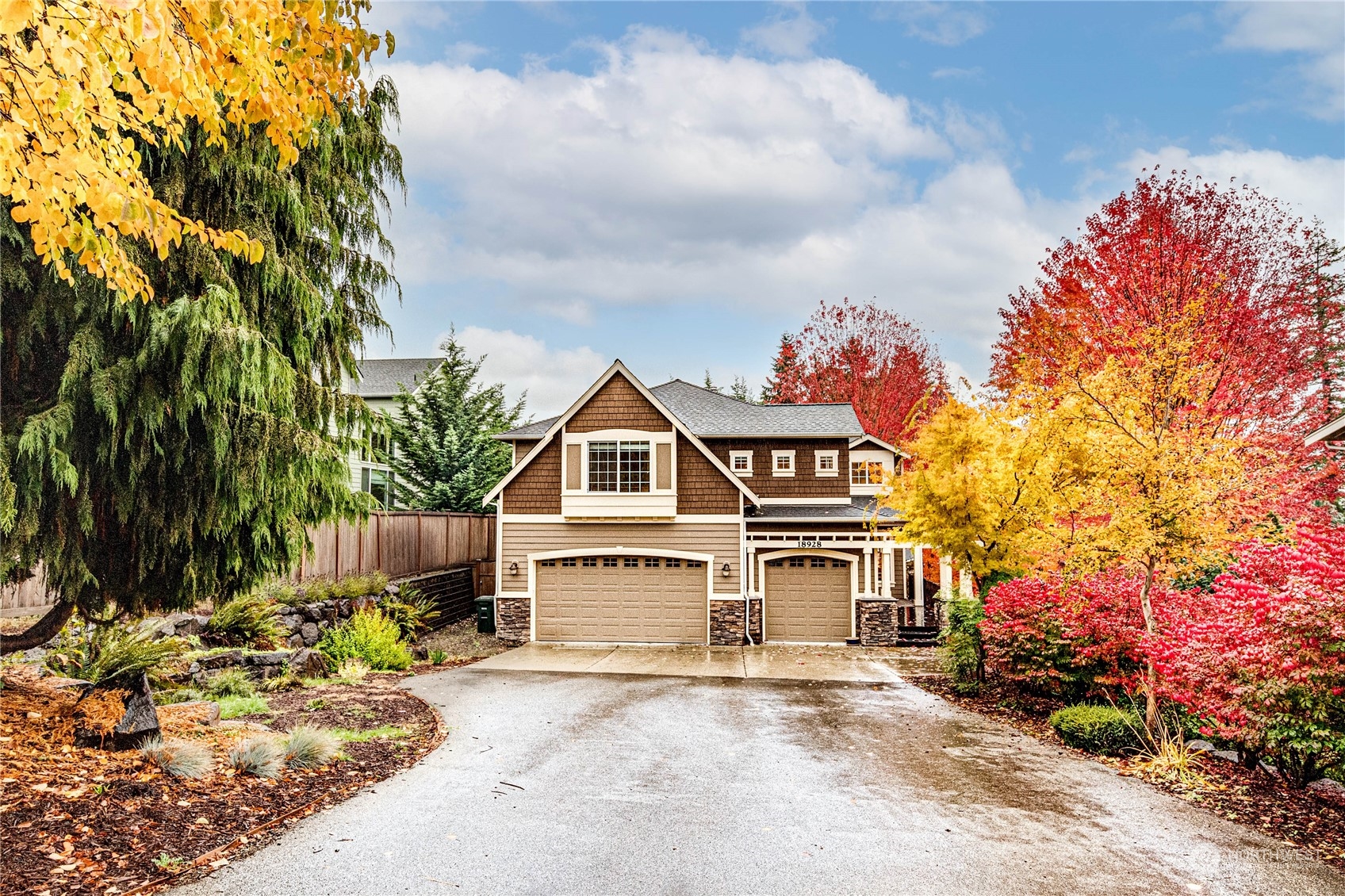 a view of a house with a yard