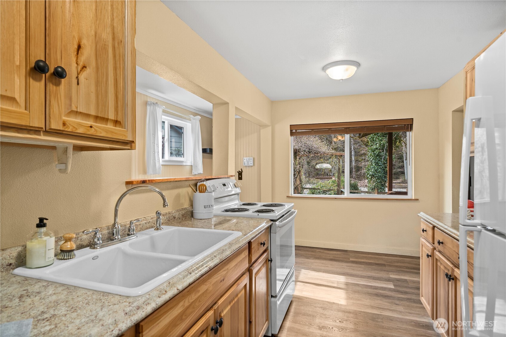 23711 Dorre Don Way Southeast Maple Valley, WA 98038 - Photo 13 of 40 a kitchen with granite countertop a sink and a stove