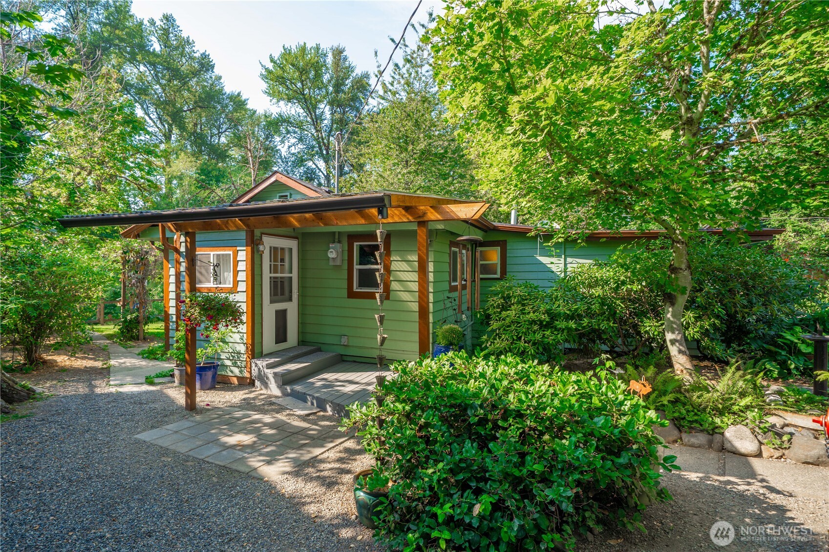23711 Dorre Don Way Southeast Maple Valley, WA 98038 - Photo 30 of 40 a front view of a house with garden